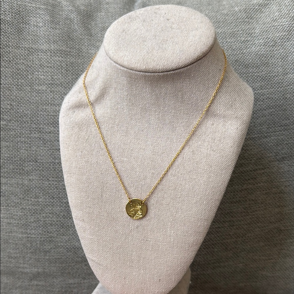 Elegant Gold Flower Pendant Necklace